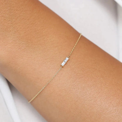 Bracelet féminin délicat aux détails minimalistes, en argent ou en or